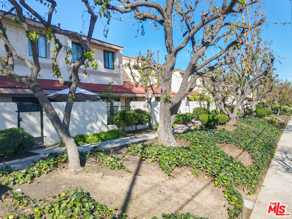 6021 Lindley Ave Unit: 11