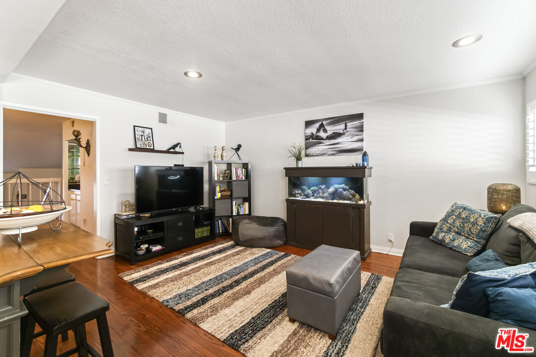 6021 Lindley Ave Unit: 11