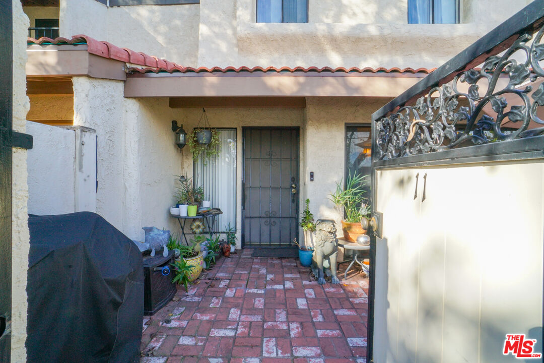 6021 Lindley Ave Unit: 11