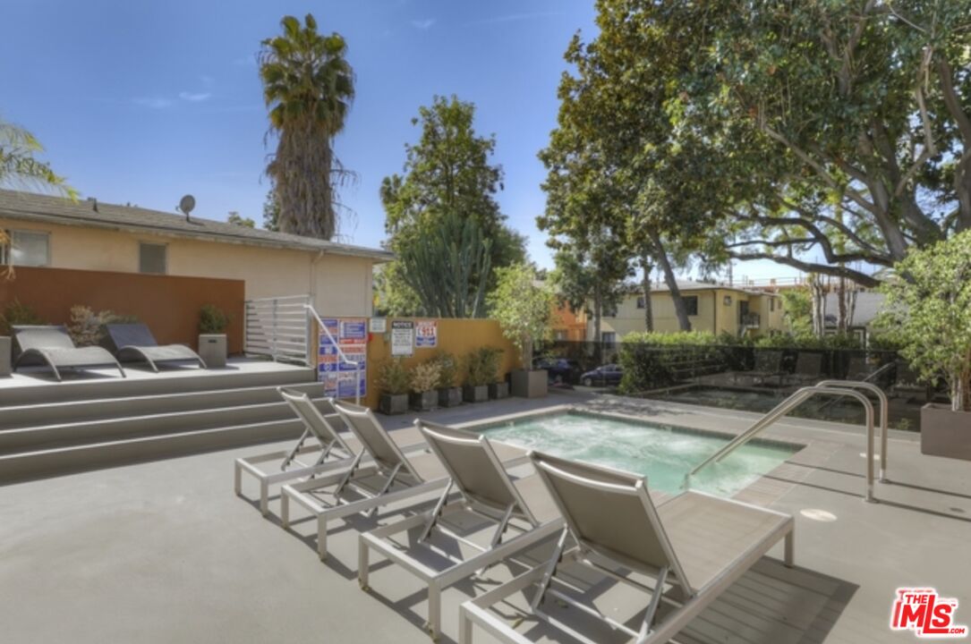 1220 N Orange Grove Ave Unit: 9