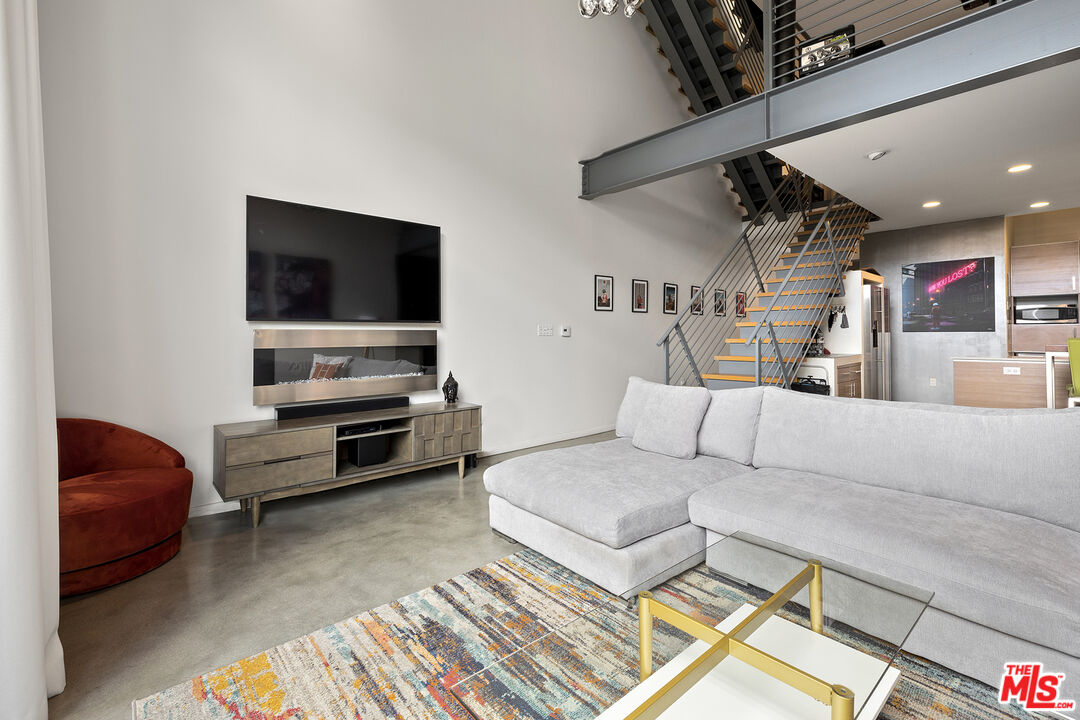 1220 N Orange Grove Ave Unit: 9