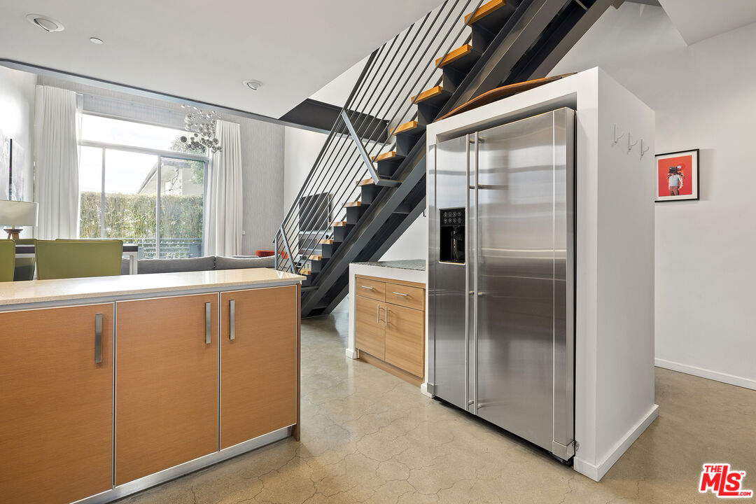 1220 N Orange Grove Ave Unit: 9