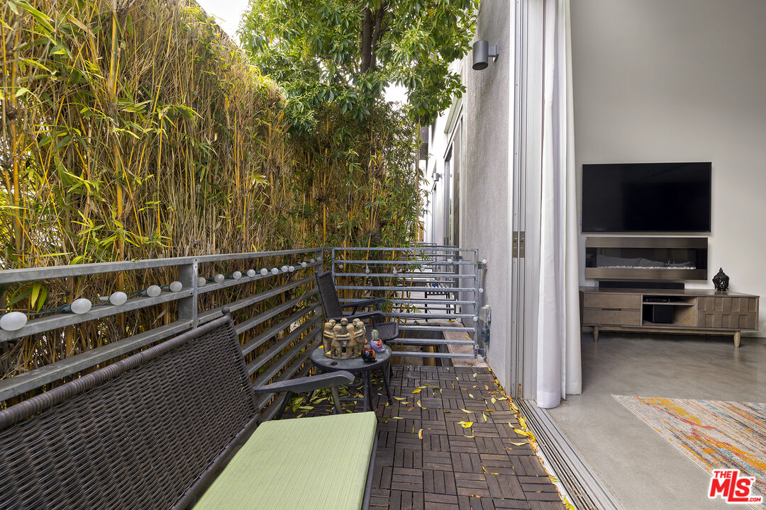 1220 N Orange Grove Ave Unit: 9