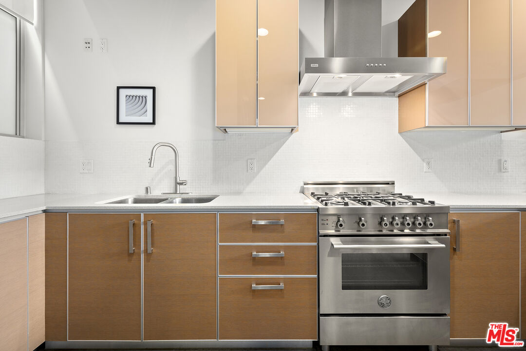 1220 N Orange Grove Ave Unit: 9