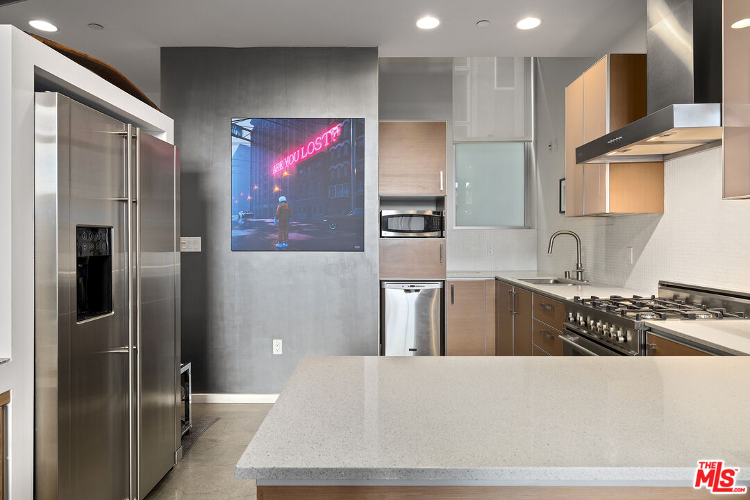 1220 N Orange Grove Ave Unit: 9