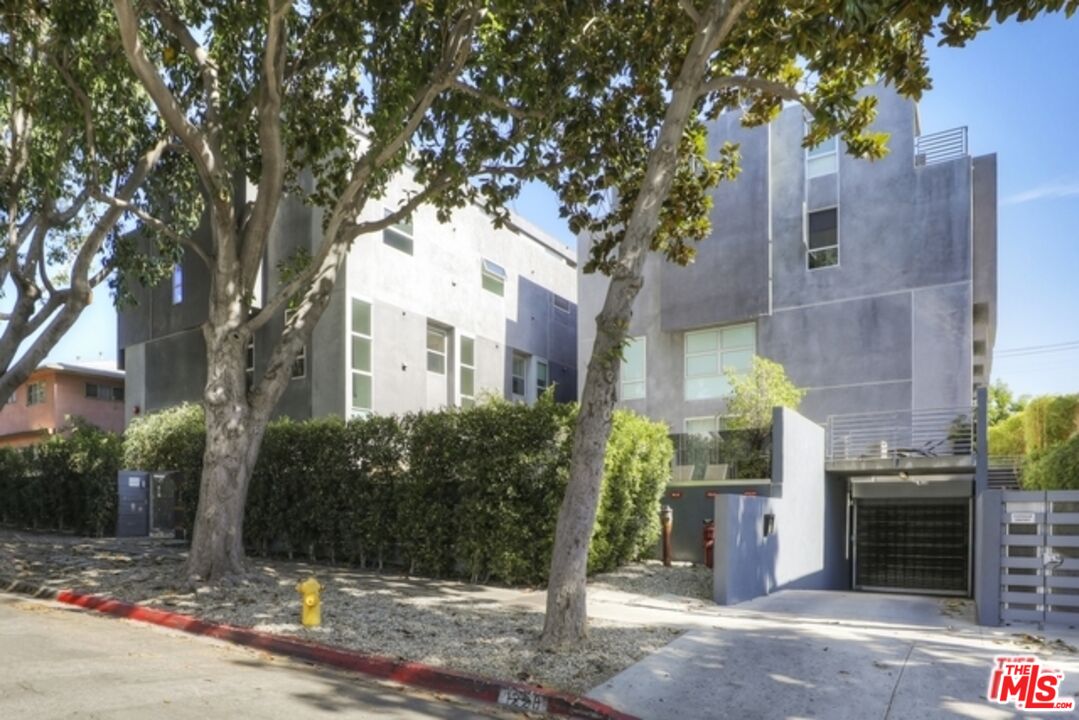 1220 N Orange Grove Ave Unit: 9