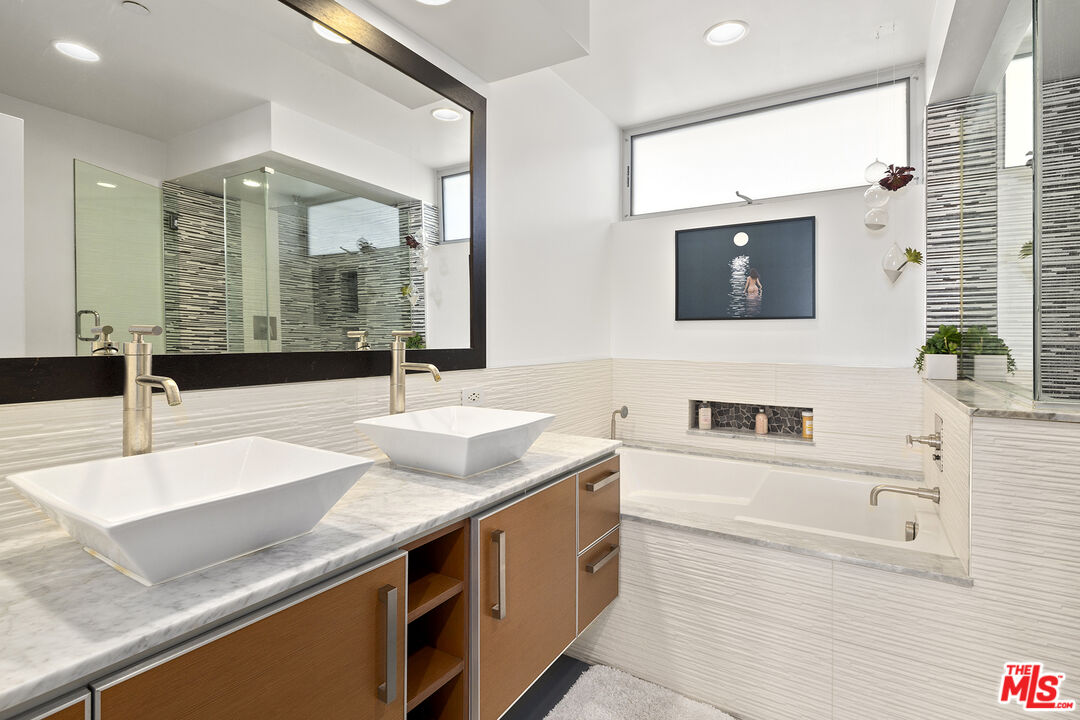 1220 N Orange Grove Ave Unit: 9