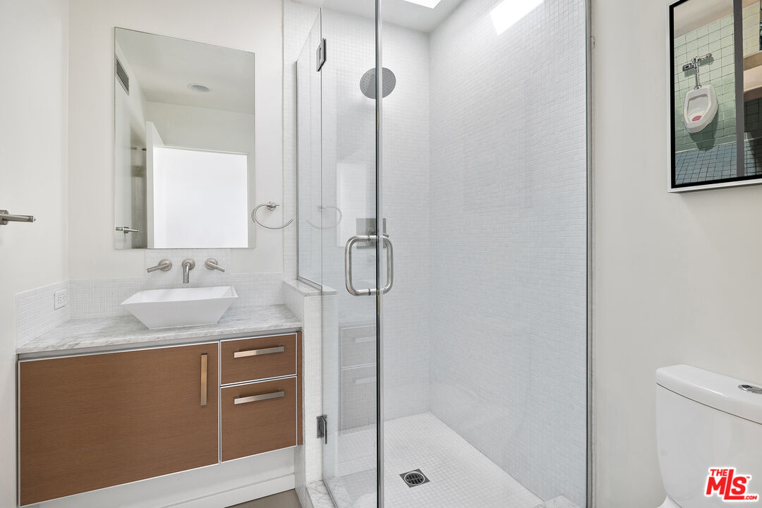 1220 N Orange Grove Ave Unit: 9