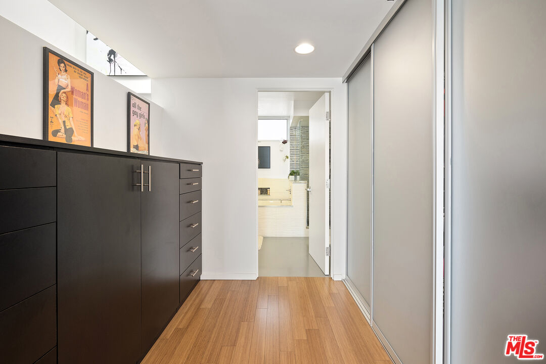 1220 N Orange Grove Ave Unit: 9