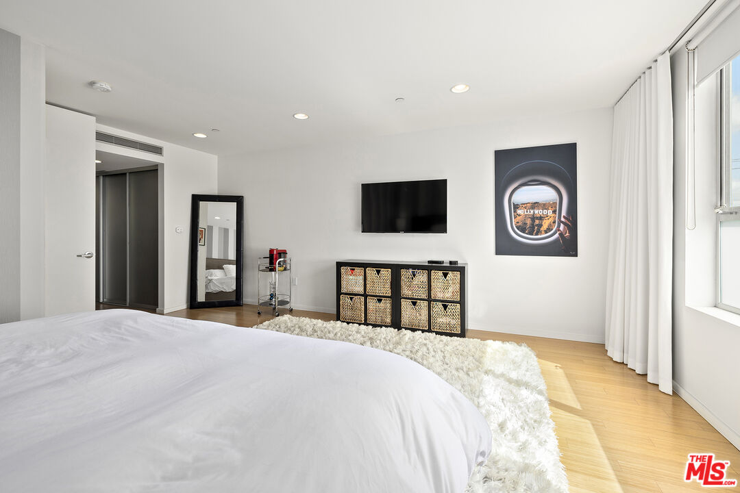 1220 N Orange Grove Ave Unit: 9