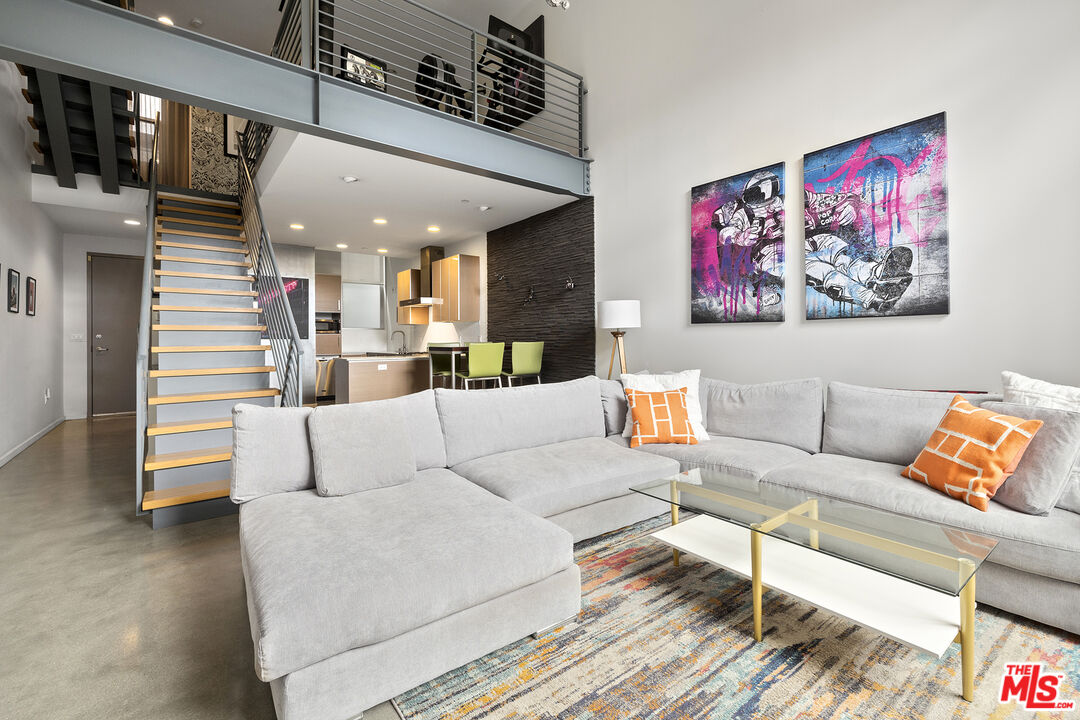 1220 N Orange Grove Ave Unit: 9