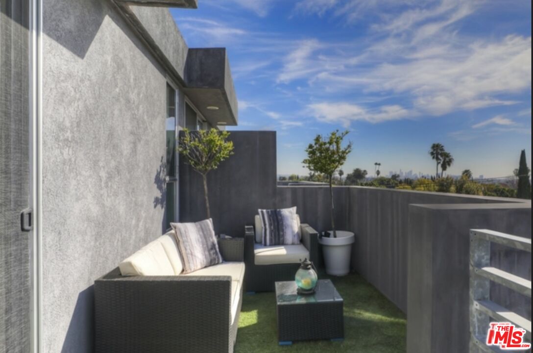1220 N Orange Grove Ave Unit: 9