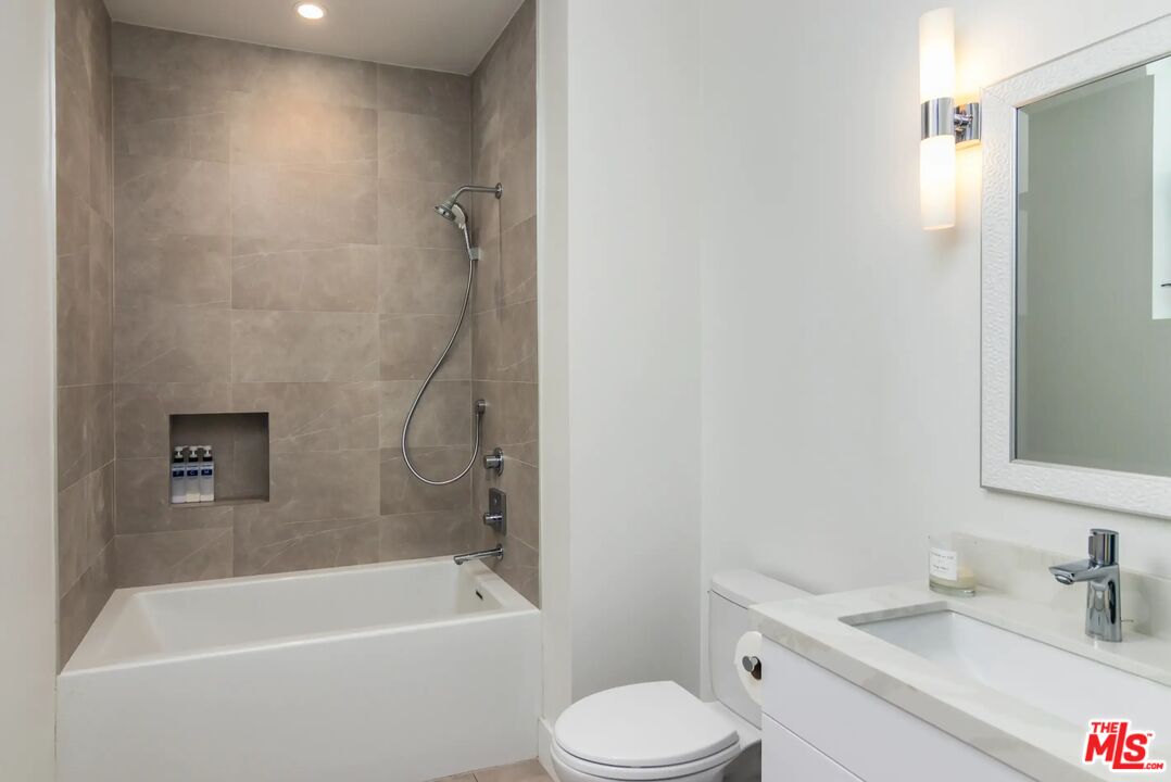 4322 Gentry Ave Unit: 103