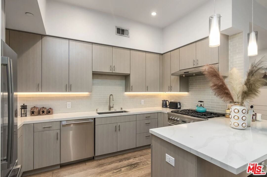 4322 Gentry Ave Unit: 103