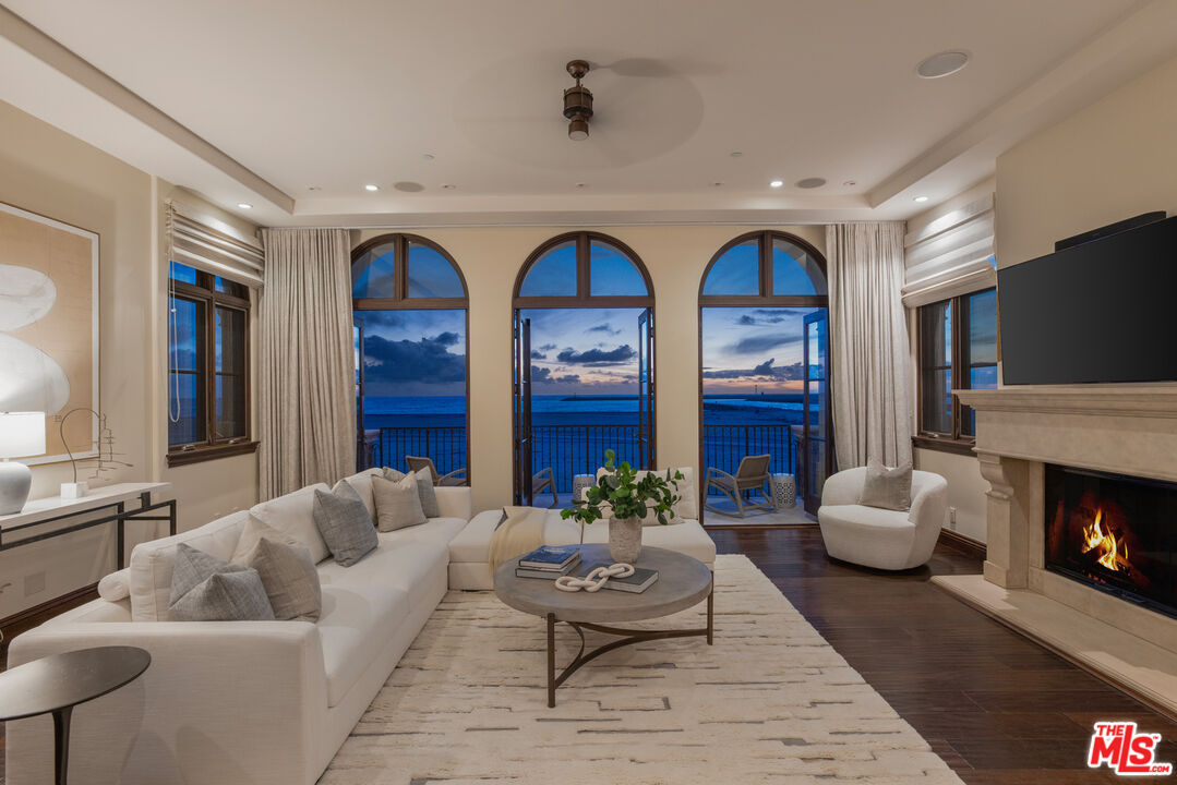 6209 Ocean Front Walk