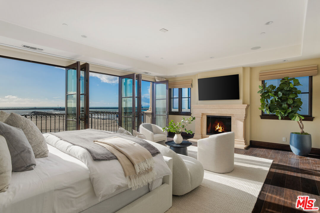 6209 Ocean Front Walk