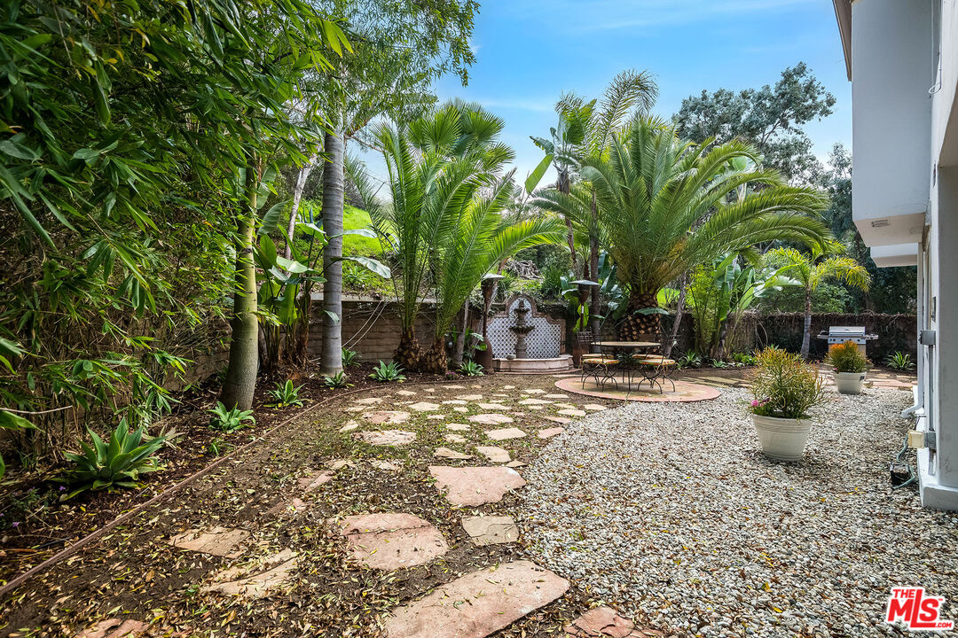 3016 Hollycrest Dr