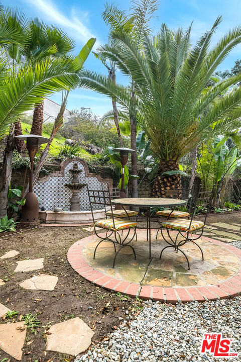 3016 Hollycrest Dr
