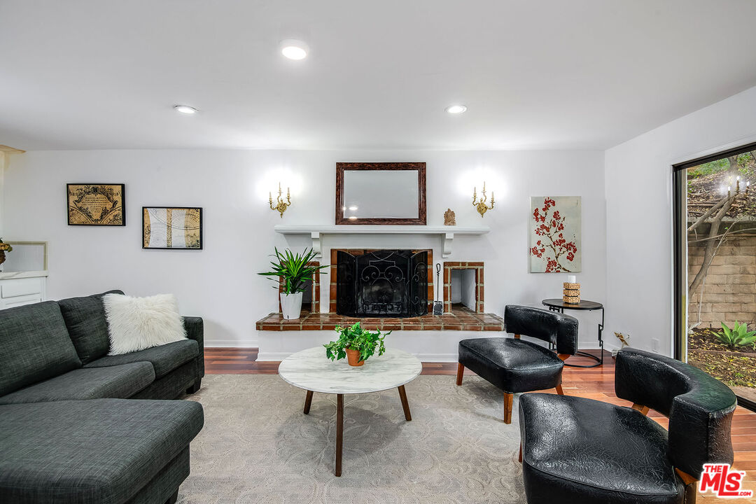 3016 Hollycrest Dr