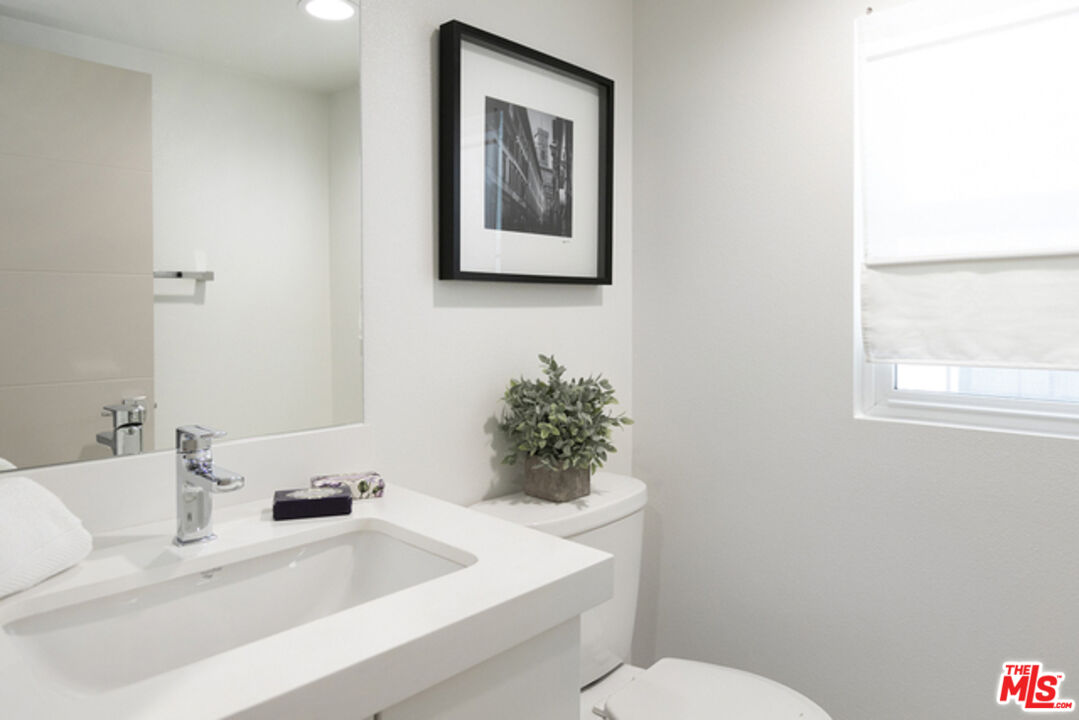 2111 N Cahuenga Blvd Unit: 3