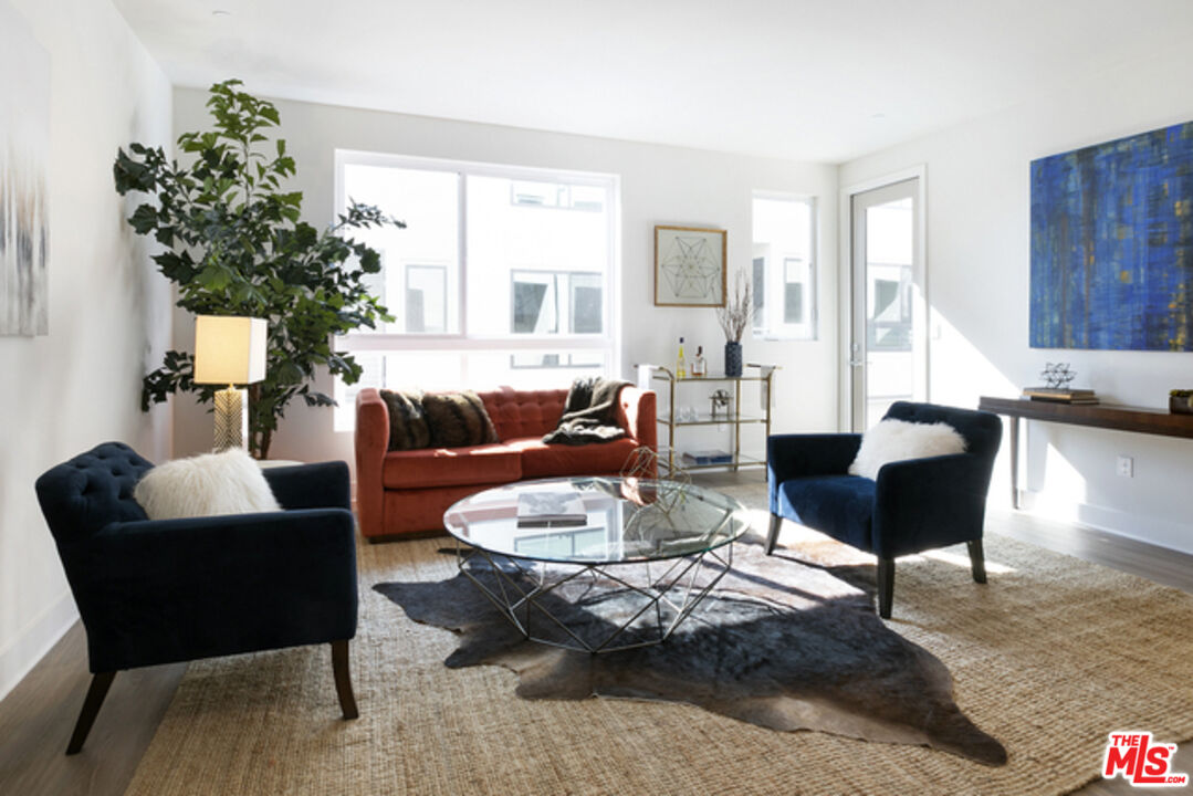 2111 N Cahuenga Blvd Unit: 3