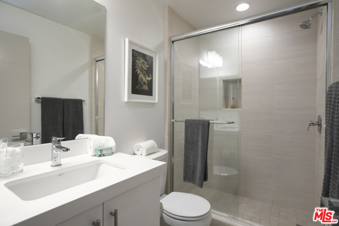 2111 N Cahuenga Blvd Unit: 3
