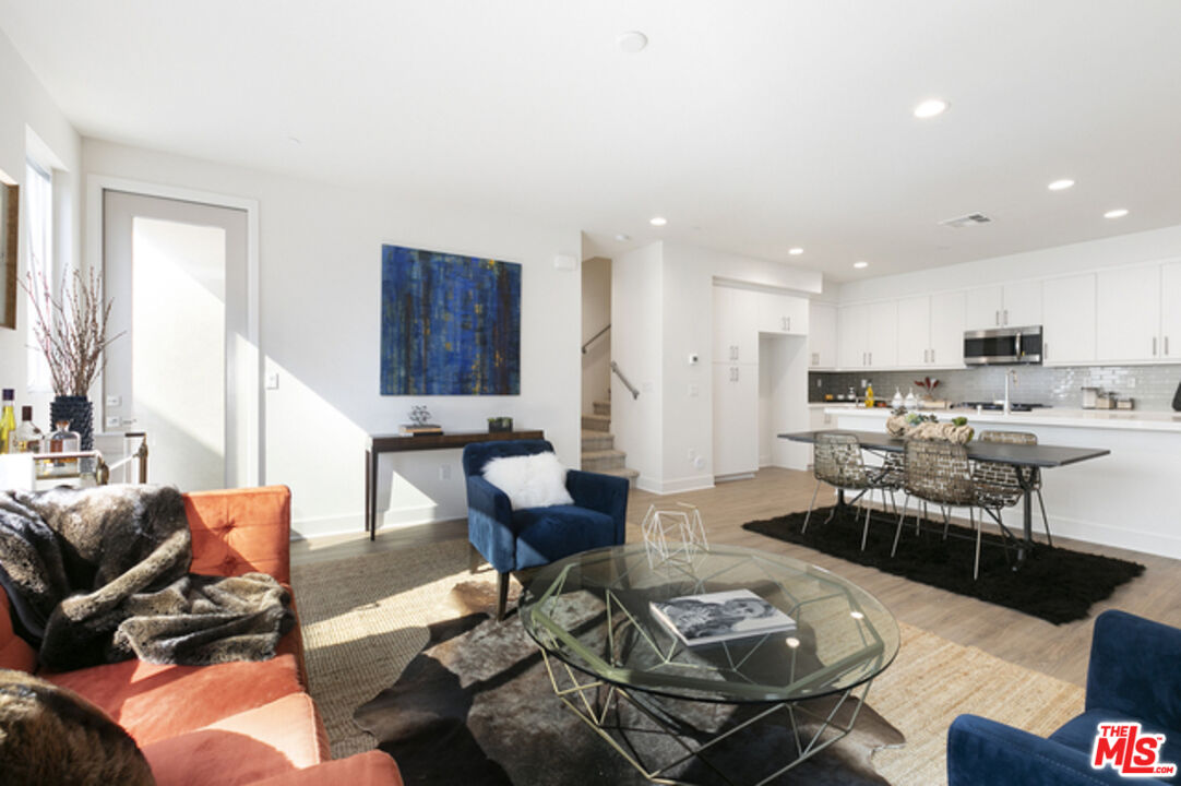 2111 N Cahuenga Blvd Unit: 3