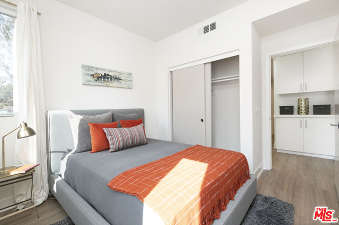 2111 N Cahuenga Blvd Unit: 3