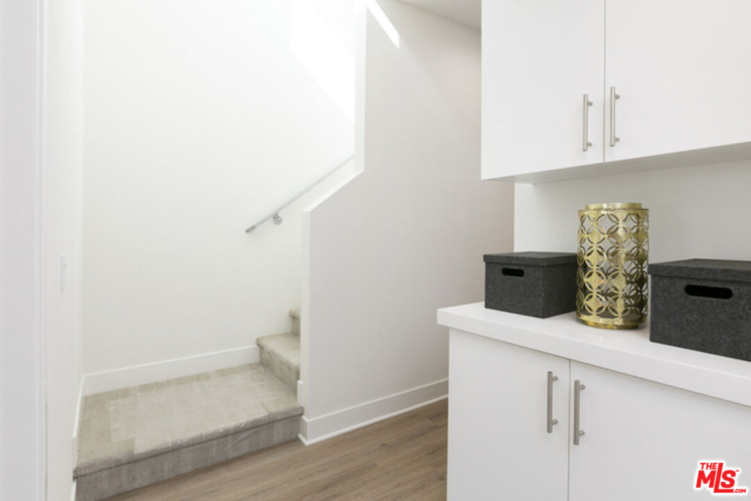 2111 N Cahuenga Blvd Unit: 3