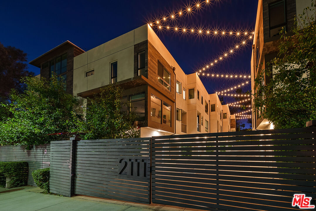 2111 N Cahuenga Blvd Unit: 3