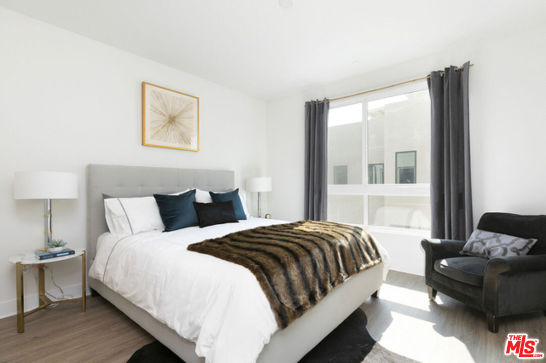 2111 N Cahuenga Blvd Unit: 3
