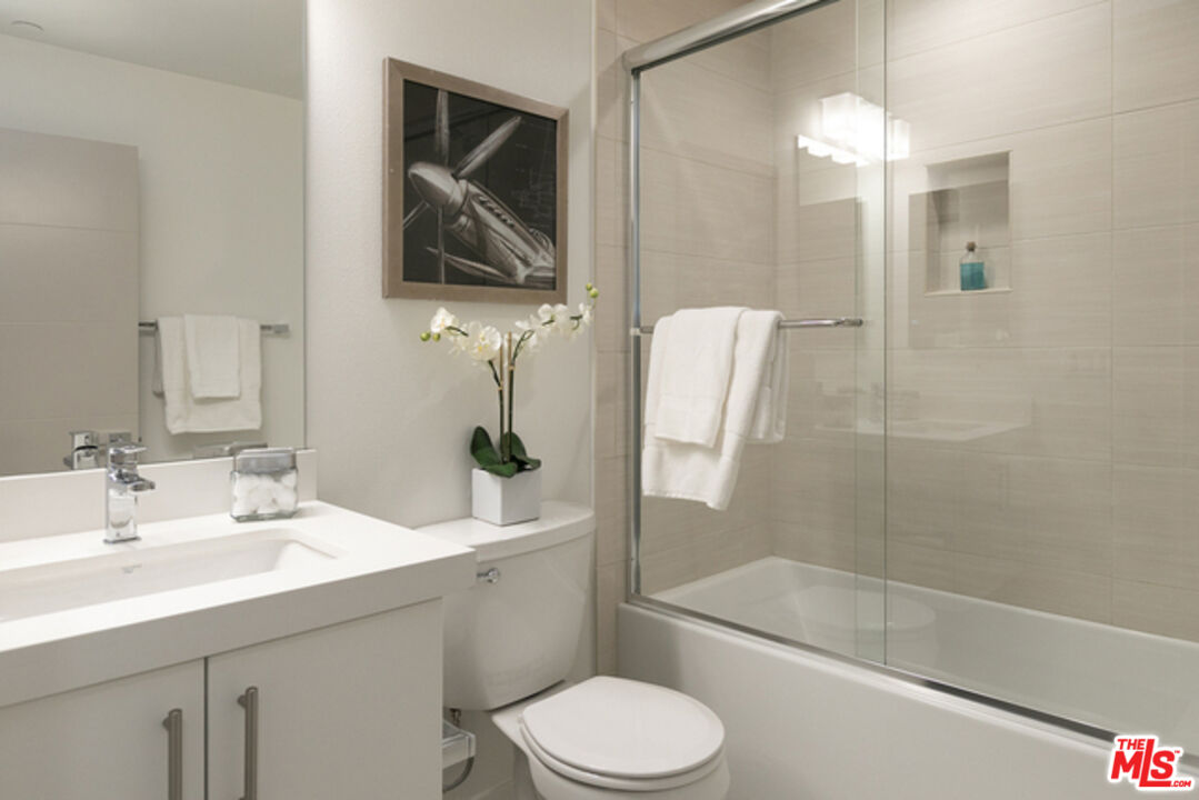 2111 N Cahuenga Blvd Unit: 3