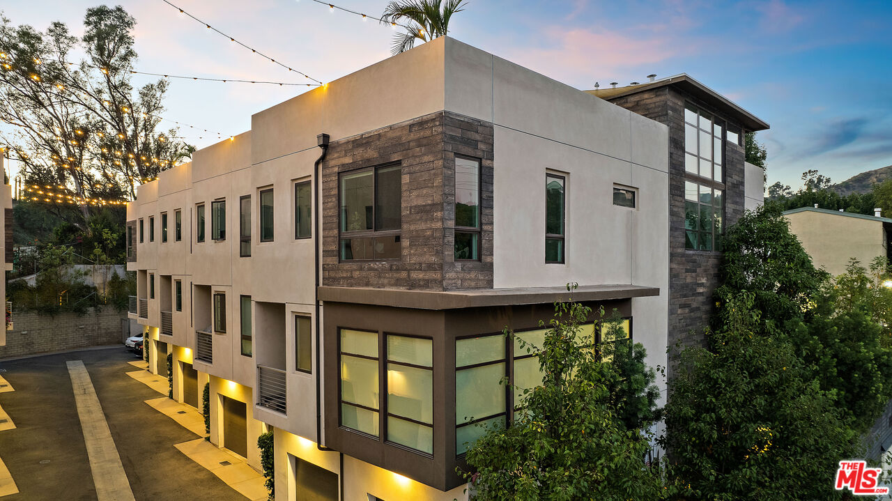 2111 N Cahuenga Blvd Unit: 3