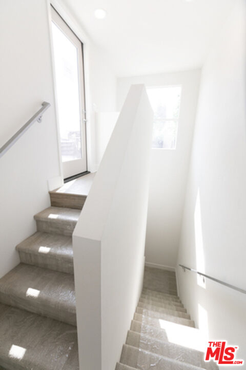 2111 N Cahuenga Blvd Unit: 3