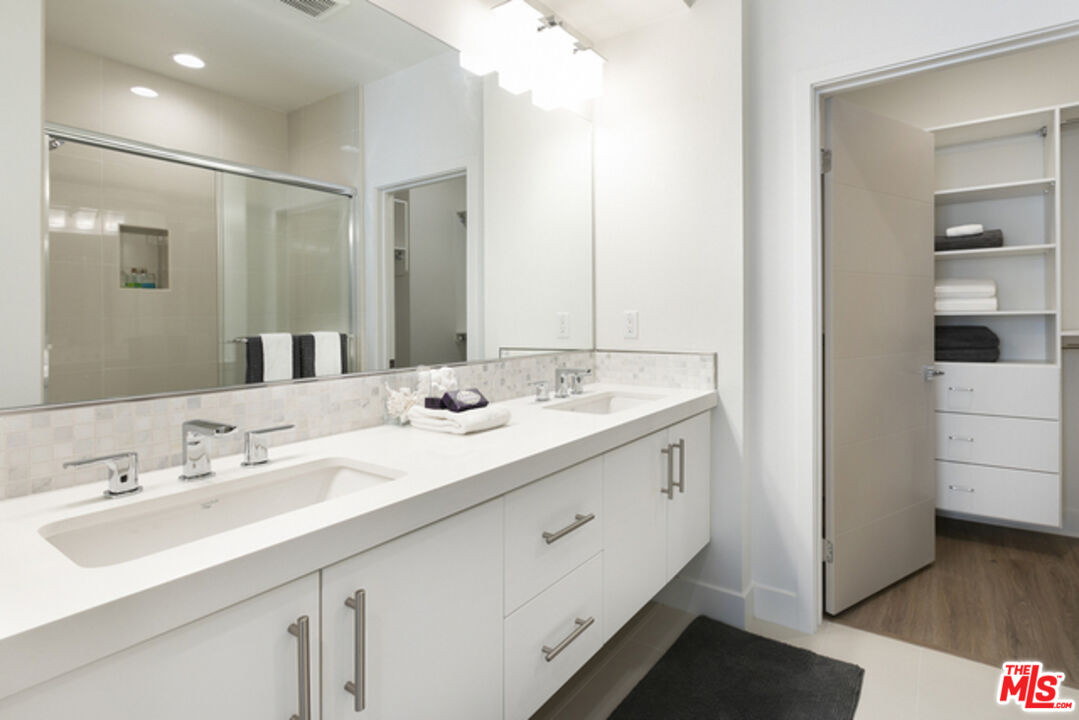 2111 N Cahuenga Blvd Unit: 3