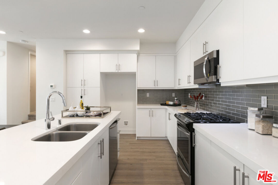 2111 N Cahuenga Blvd Unit: 3