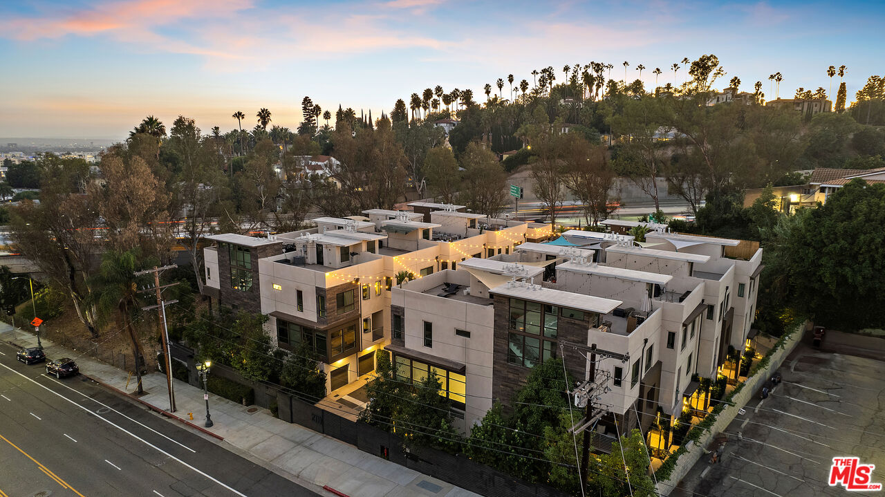 2111 N Cahuenga Blvd Unit: 3