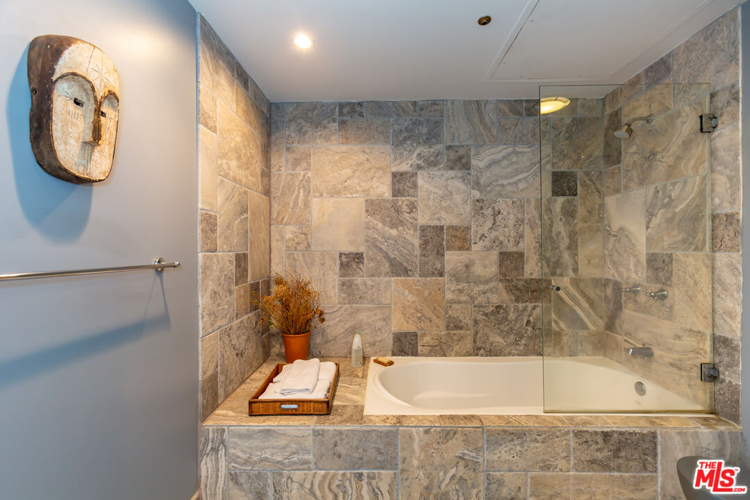 615 HAMPTON DR Unit: A304