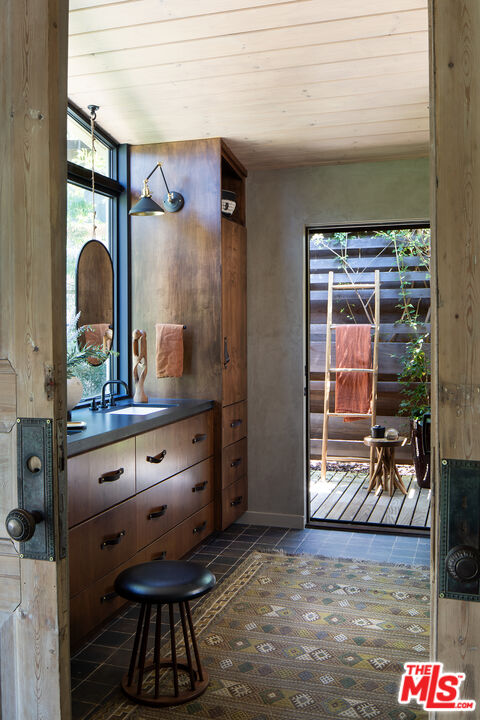 243 Taos Rd