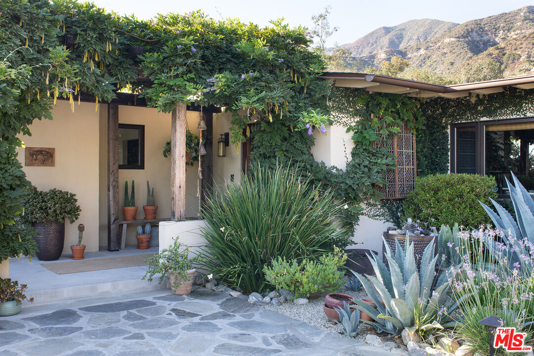 243 Taos Rd