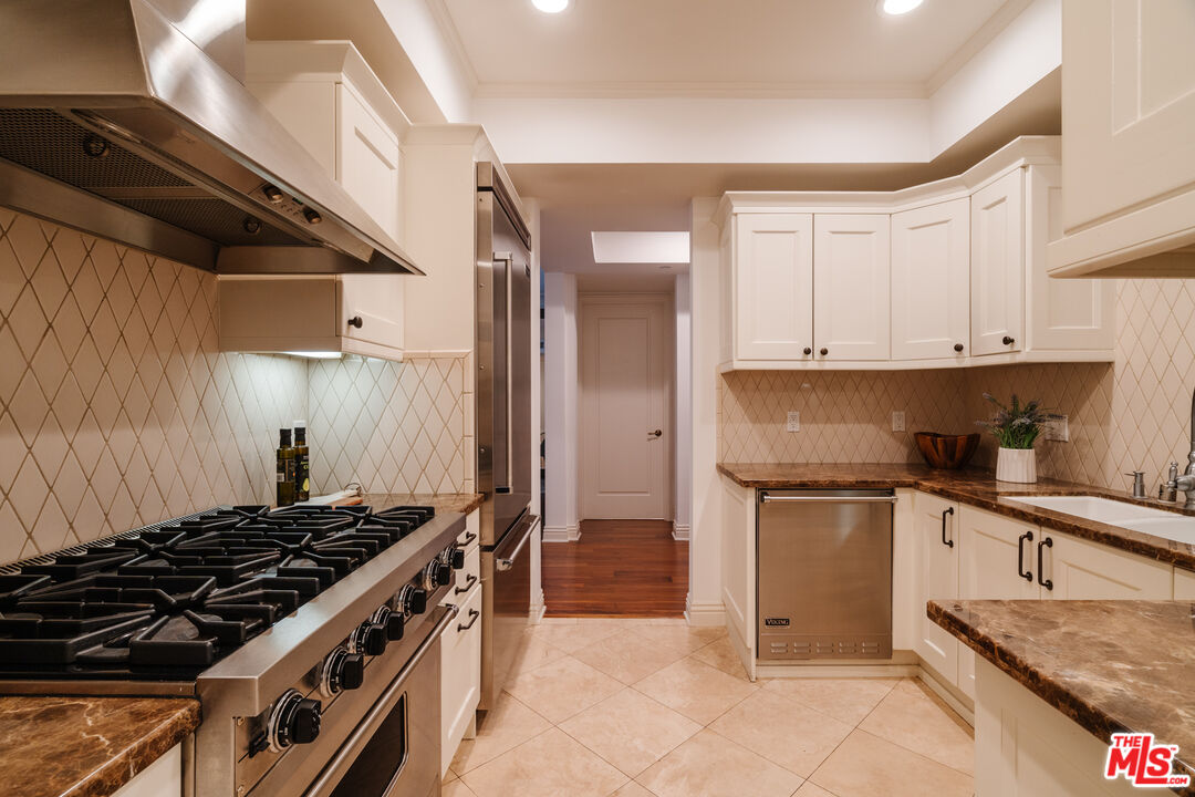 261 S Reeves Dr Unit: 204