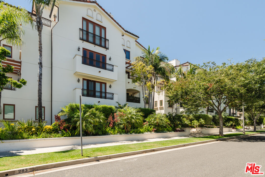 261 S Reeves Dr Unit: 204