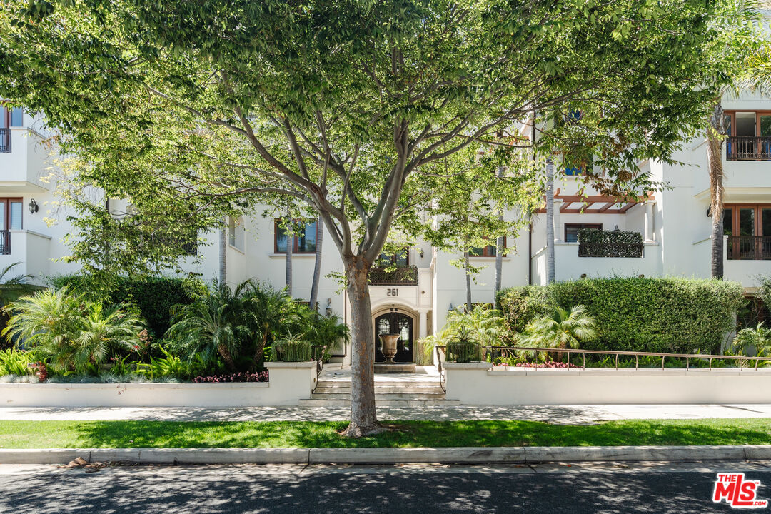 261 S Reeves Dr Unit: 204