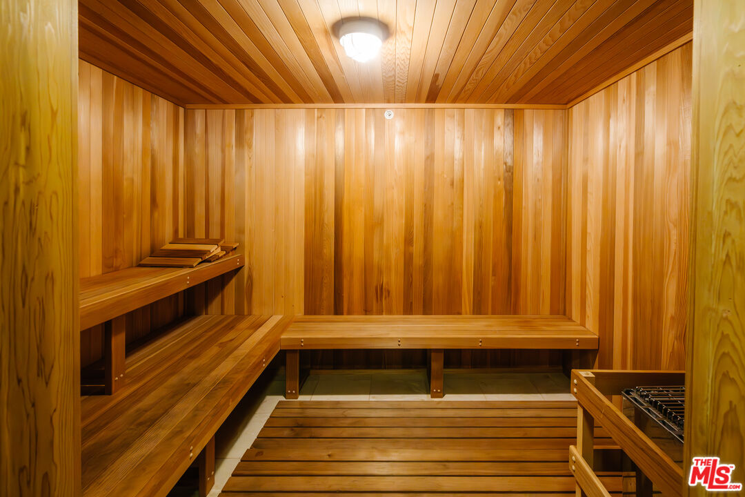 261 S Reeves Dr Unit: 204