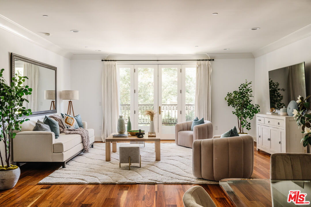 261 S Reeves Dr Unit: 204