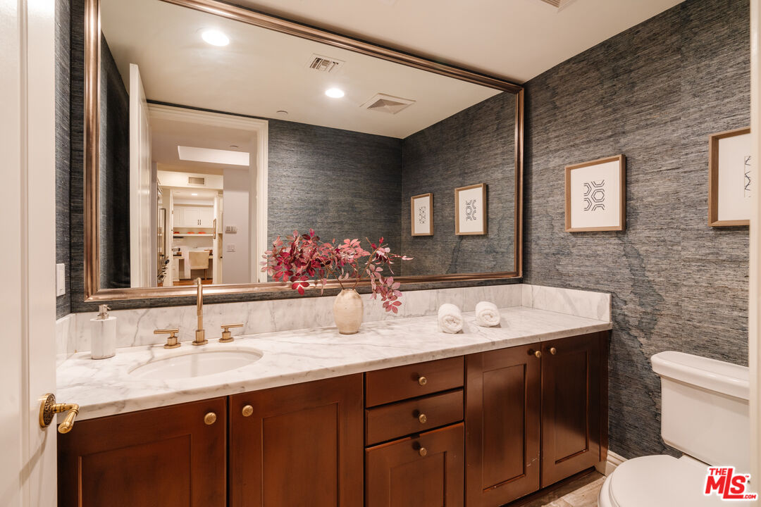 261 S Reeves Dr Unit: 204