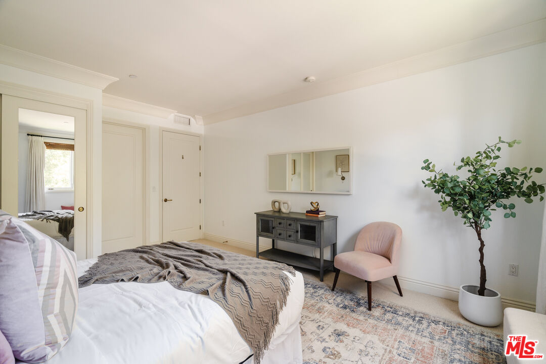 261 S Reeves Dr Unit: 204