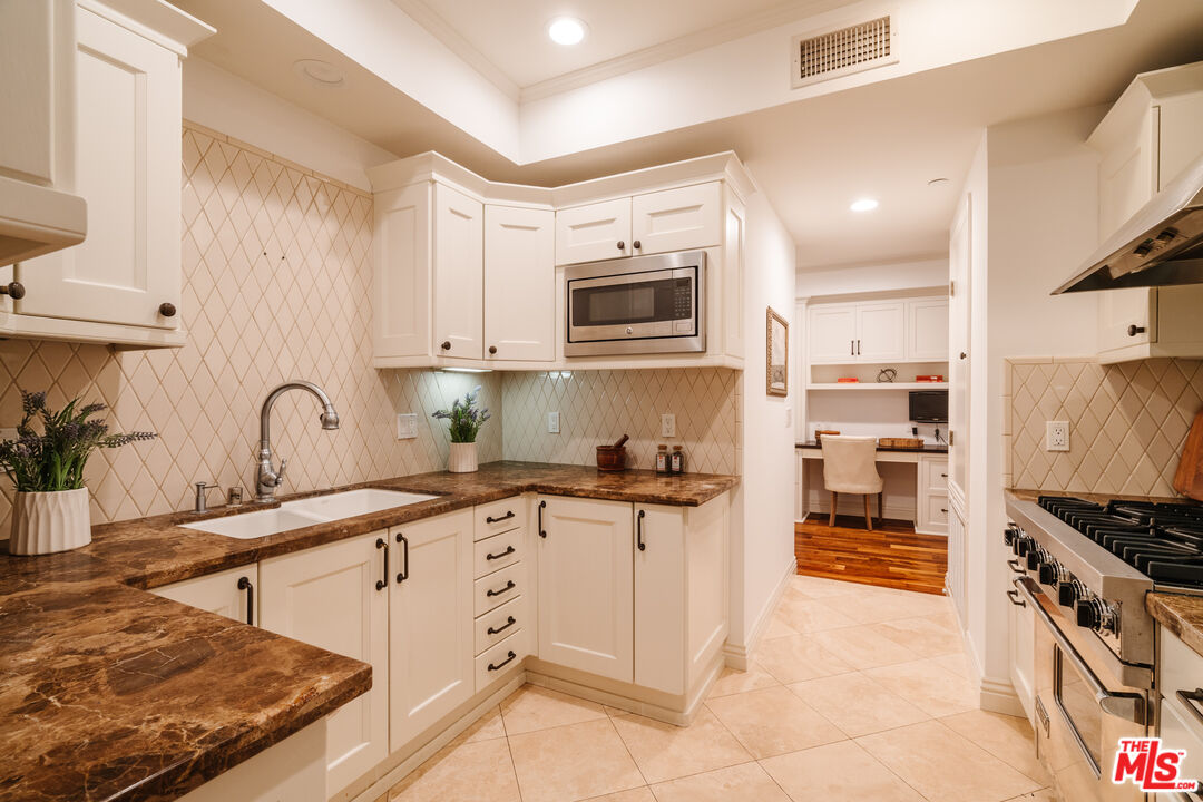 261 S Reeves Dr Unit: 204