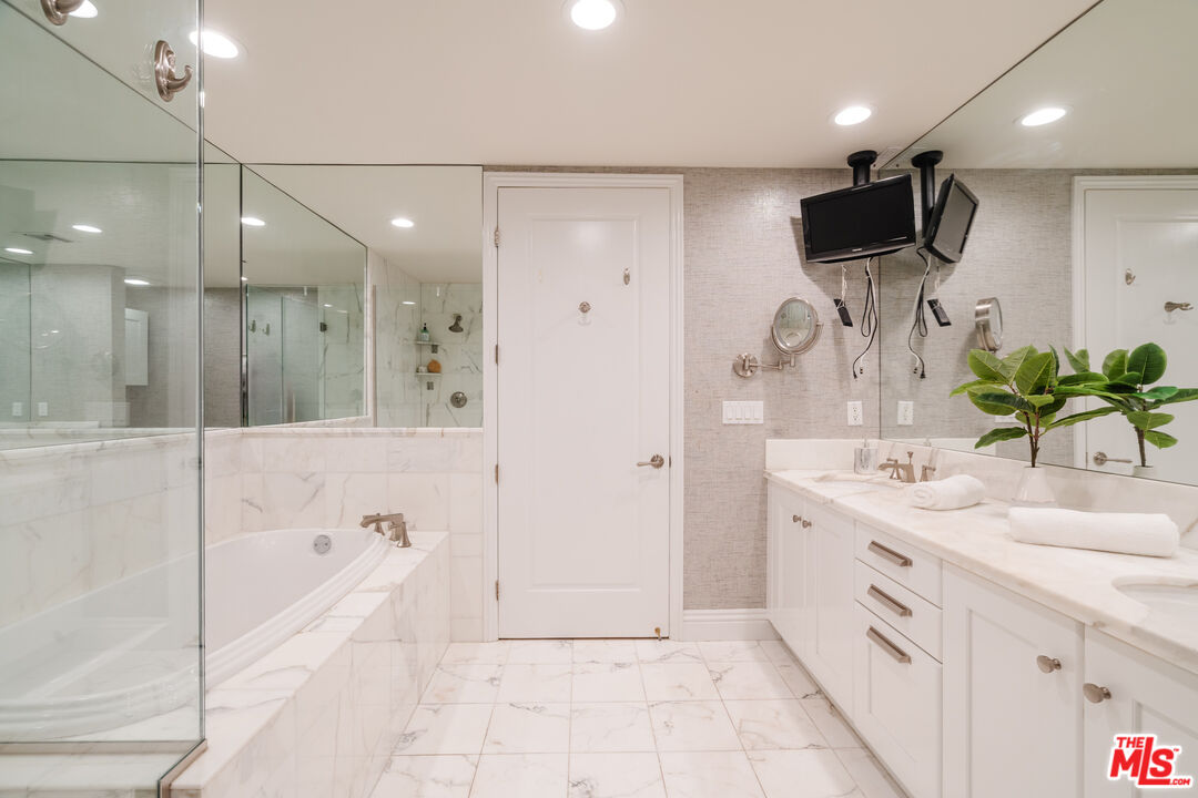 261 S Reeves Dr Unit: 204