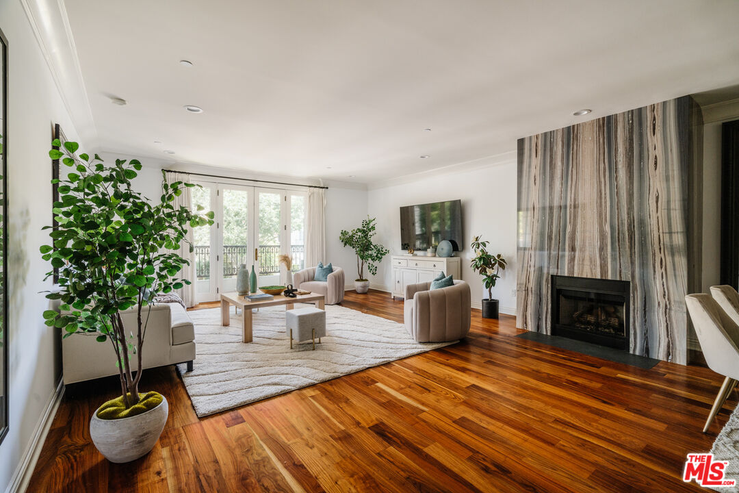 261 S Reeves Dr Unit: 204